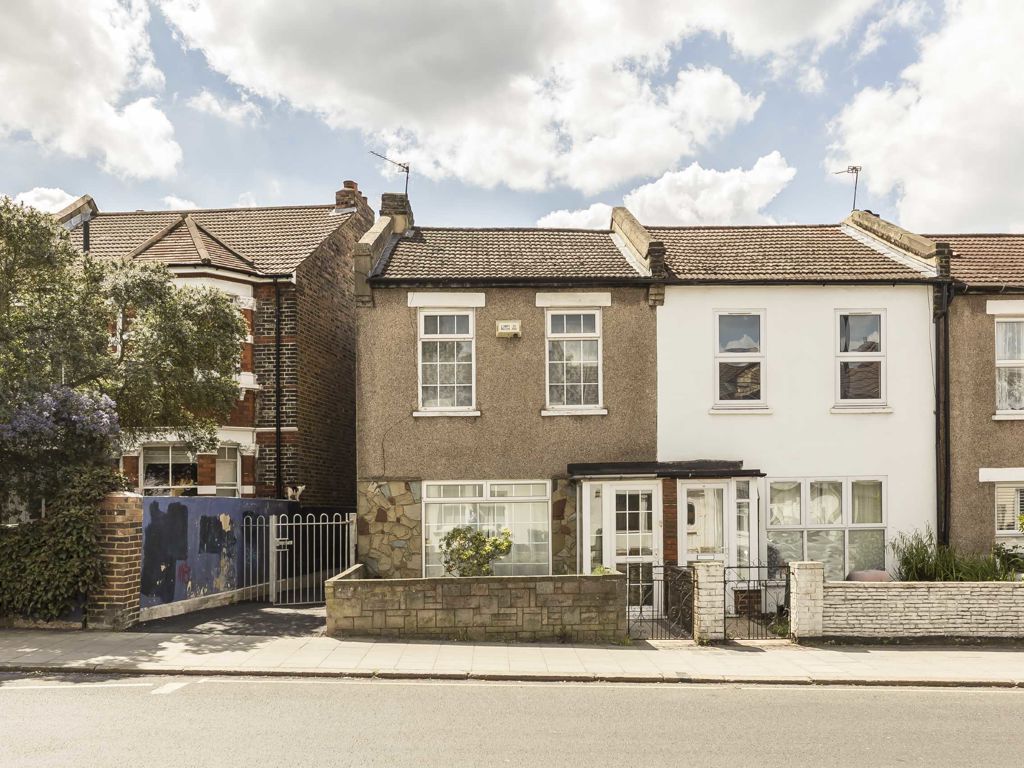 3 bed semidetached house to rent in Eardley Road, London SW16, £2,400
