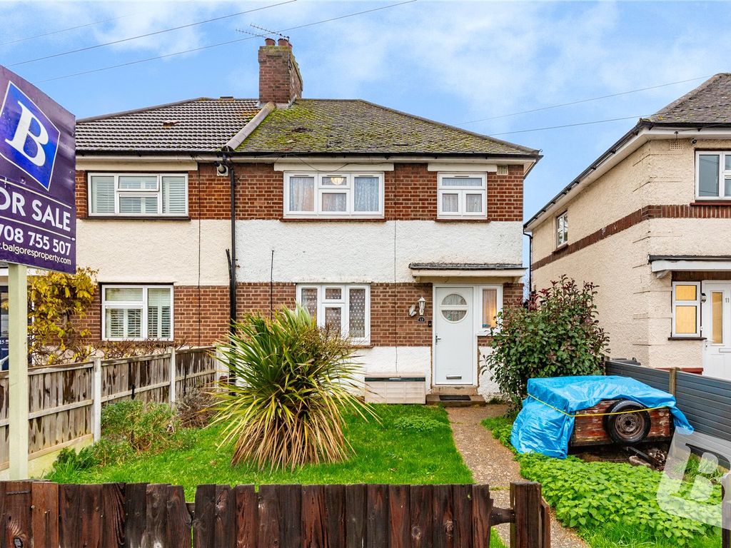 3 bed semidetached house for sale in Meadow Road, Romford RM7, £
