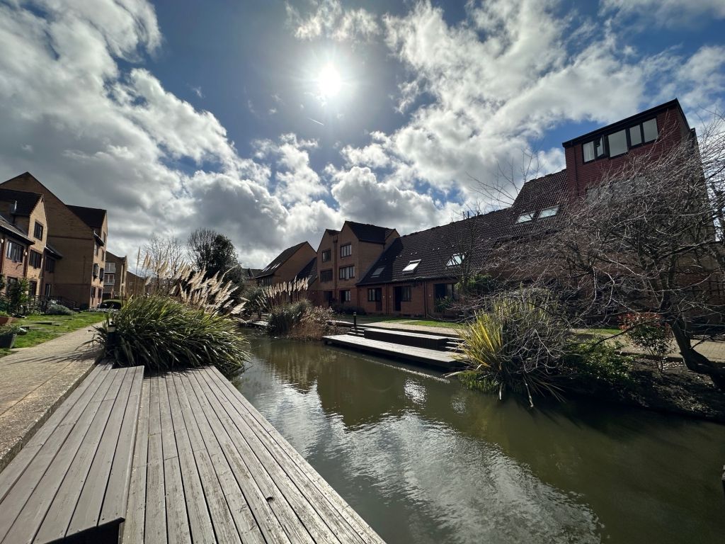 Room to rent in Rotterdam Drive, Isle Of Dogs E14 Zoopla