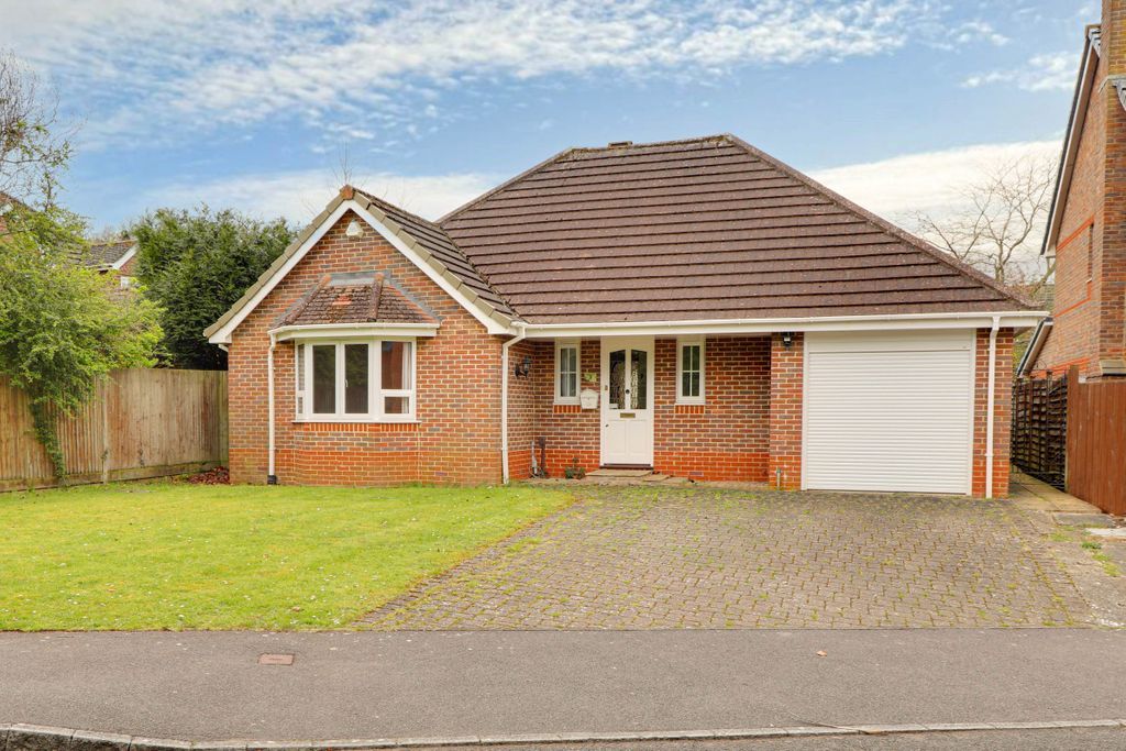 2 bed bungalow for sale in Maynards Wood, Reading Road, Chineham