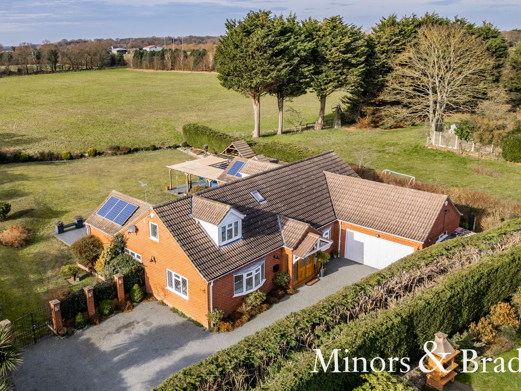 5 bed detached house for sale in Kennel Loke, Gorleston, Great Yarmouth