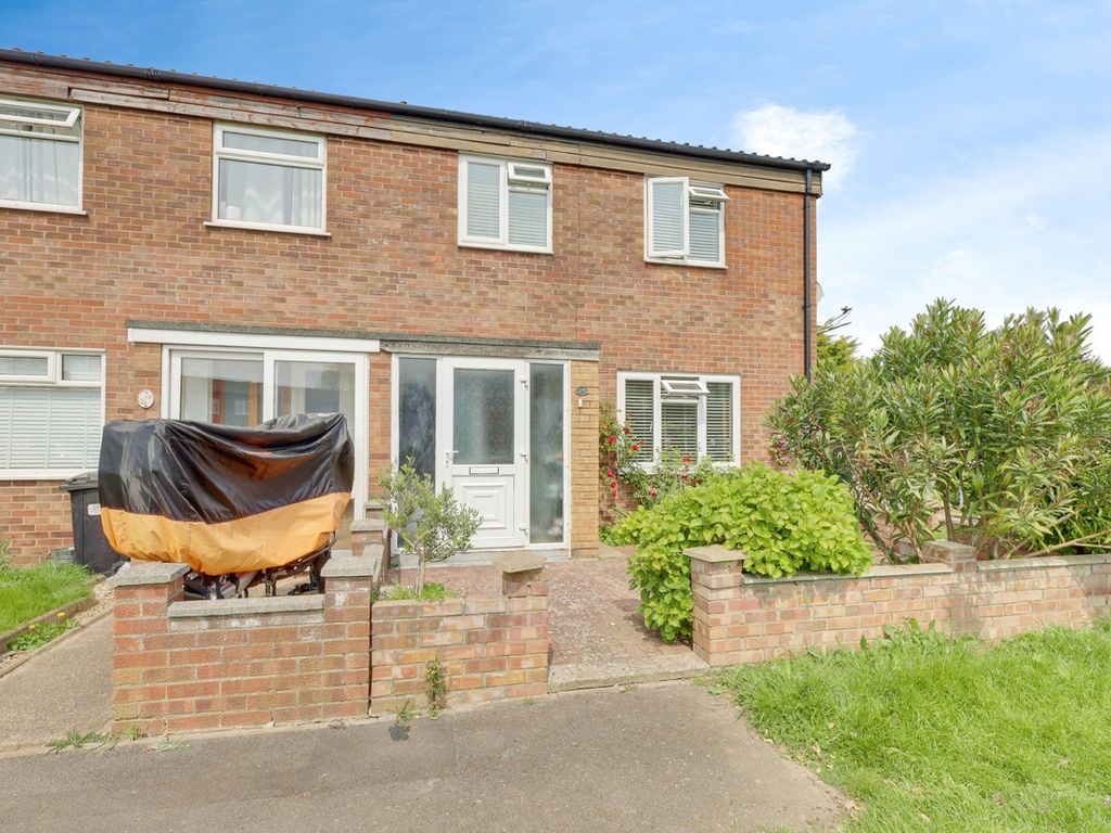 3 bed semidetached house for sale in Nightingale Close, SouthendOn