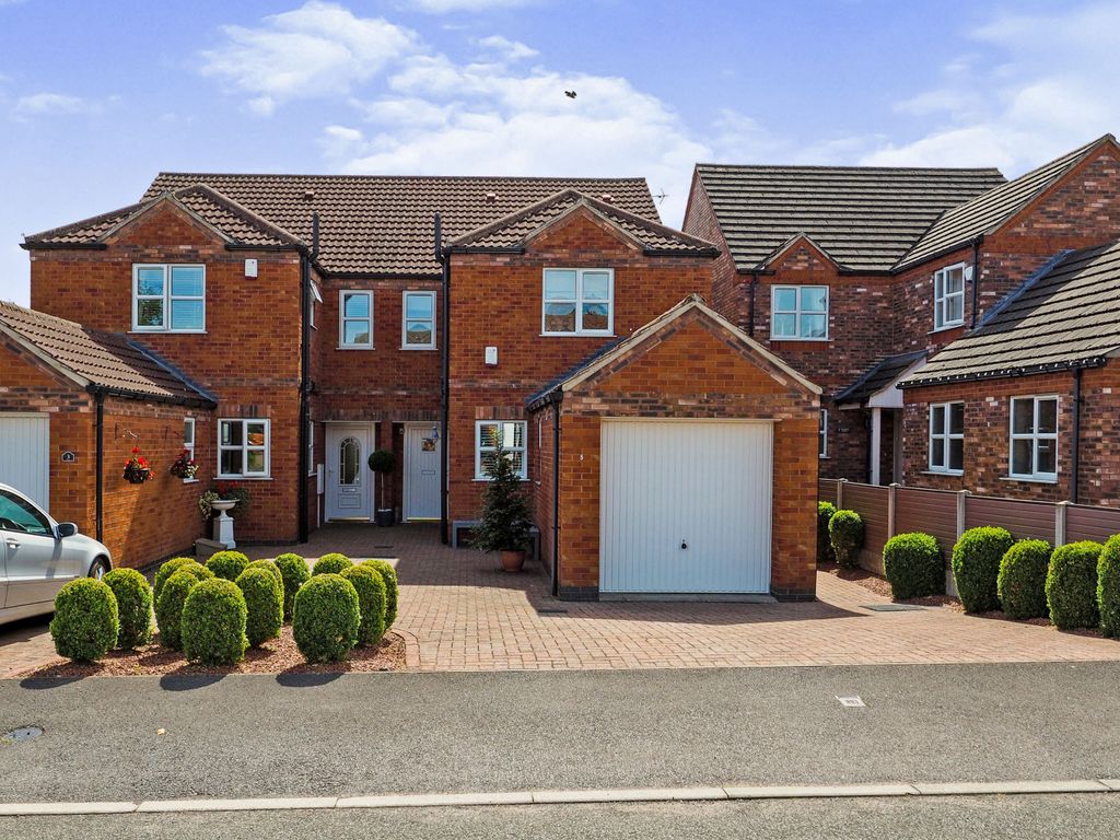 4 bed semidetached house for sale in Meadow Croft Gardens, Hucknall