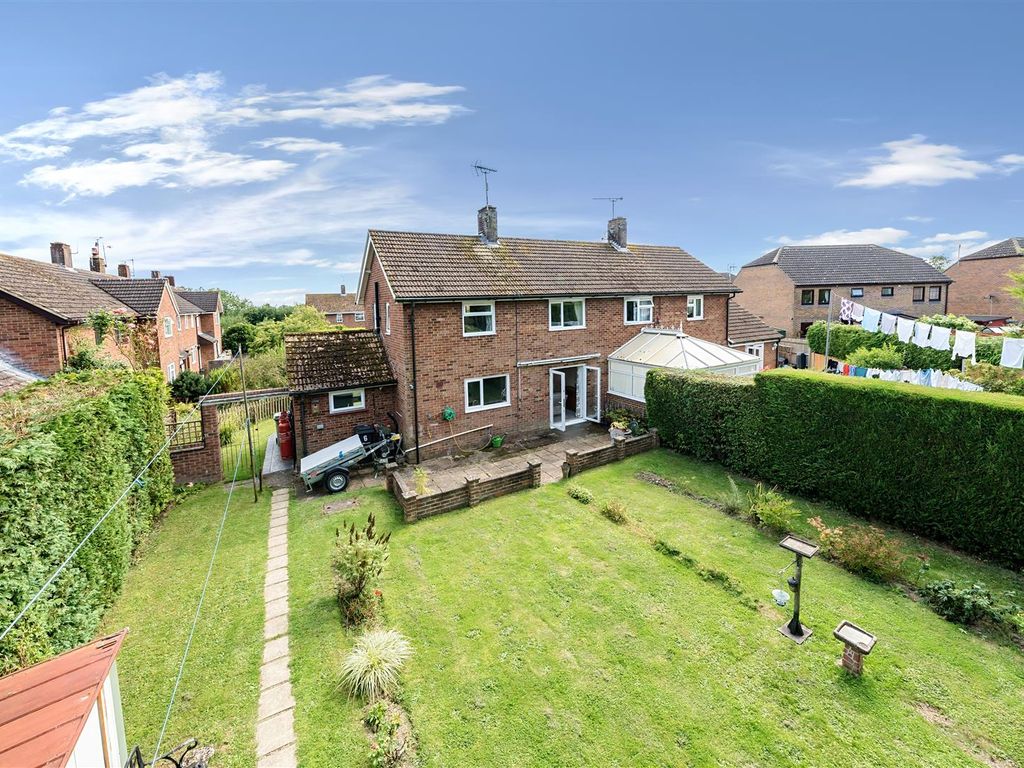 3 bed semidetached house for sale in Chestnut Close,