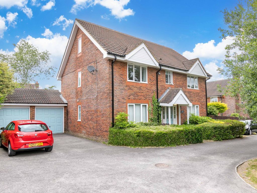 6 bed detached house for sale in Moorland Road, Maidenbower, Crawley