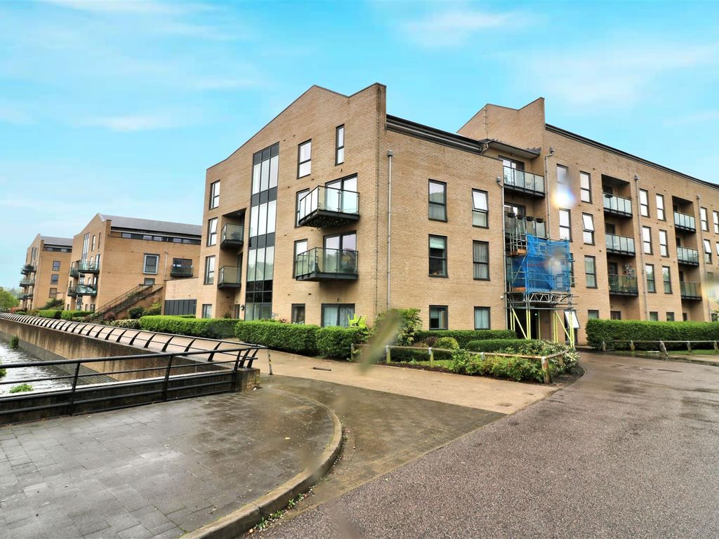 2 bed flat for sale in The Embankment, Nash Mills Wharf, Hemel