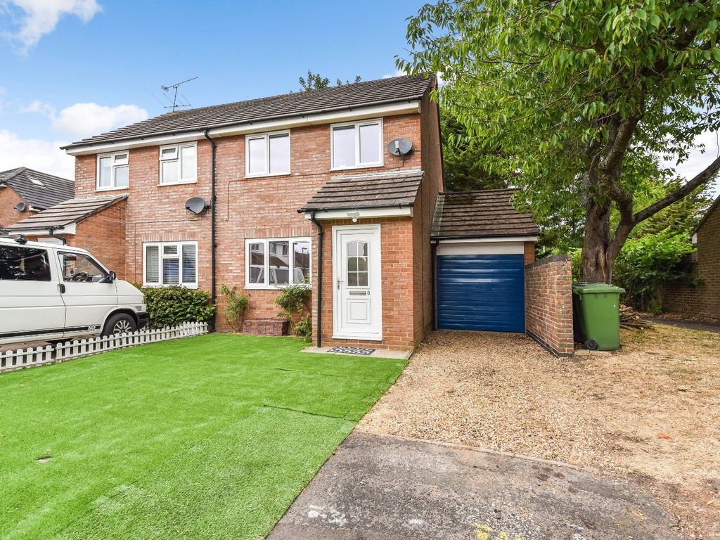3 bed semidetached house for sale in Gaskell Close, Holybourne, Alton