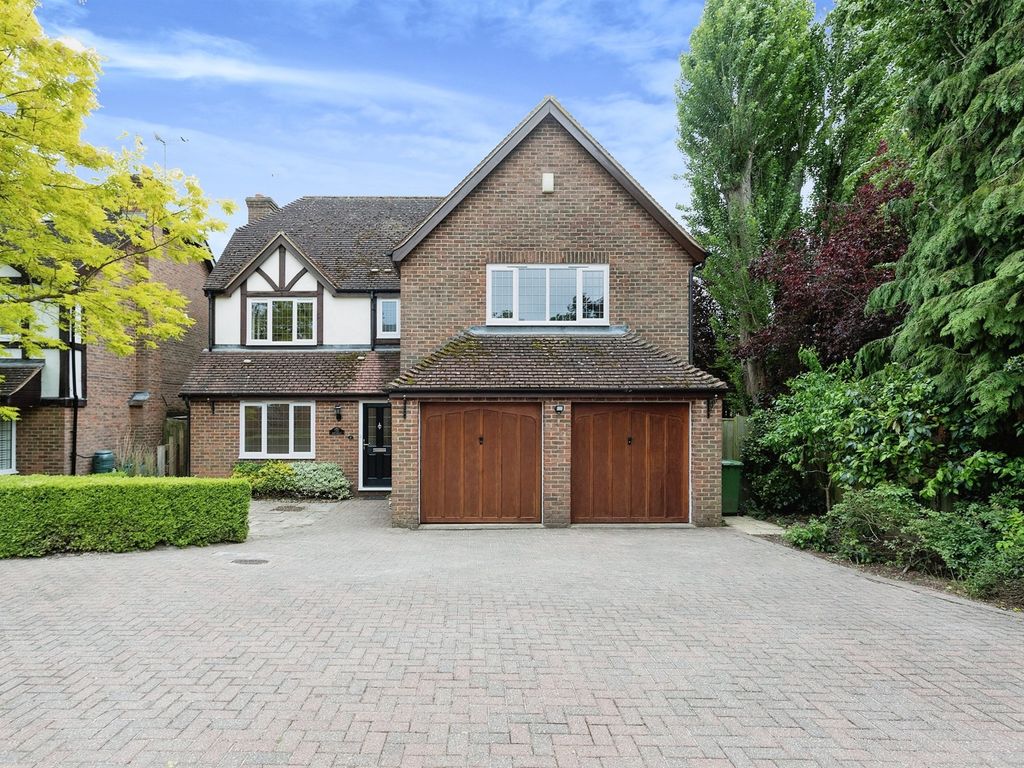 4 bed detached house for sale in Cluny Court, Wavendon Gate, Milton