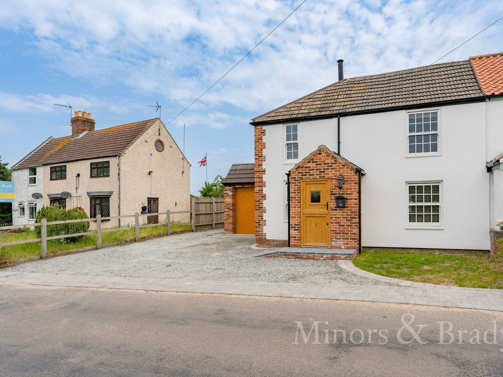 3 bed terraced house for sale in Beccles Road, Belton NR31, £260,000