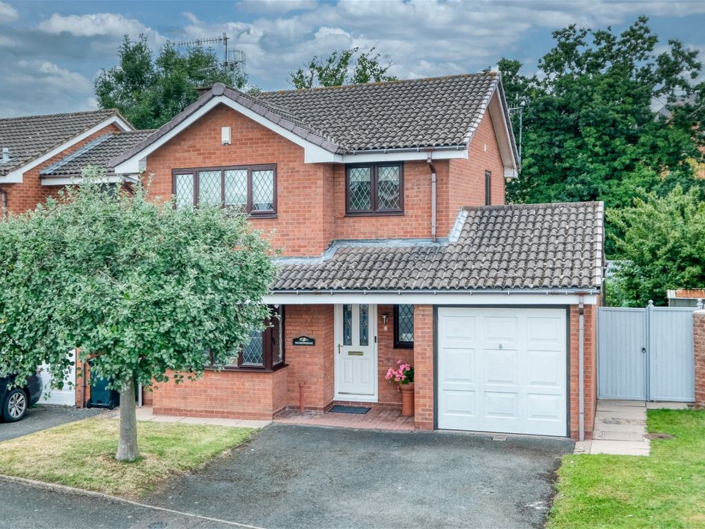 4 bed detached house for sale in Meadowbank Drive, Worcester WR2, £