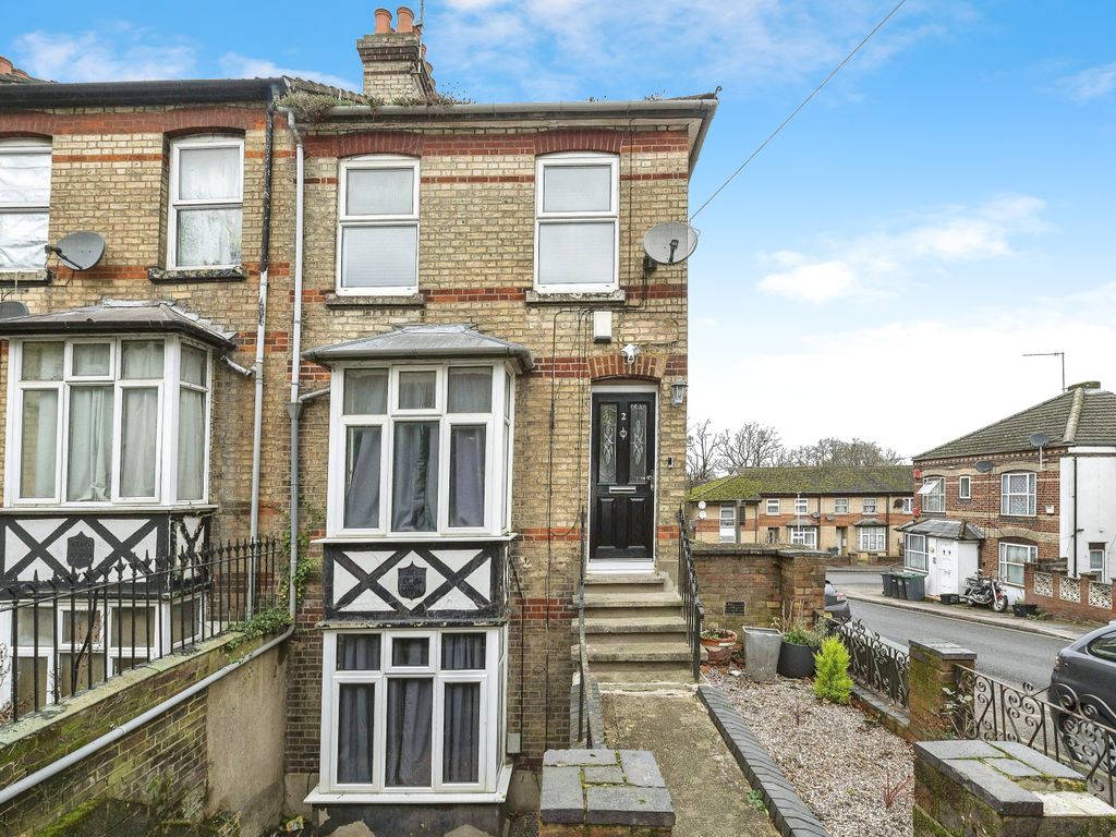 3 bed town house for sale in Gladstone Avenue, Luton, Bedfordshire LU1, £300,000 Zoopla