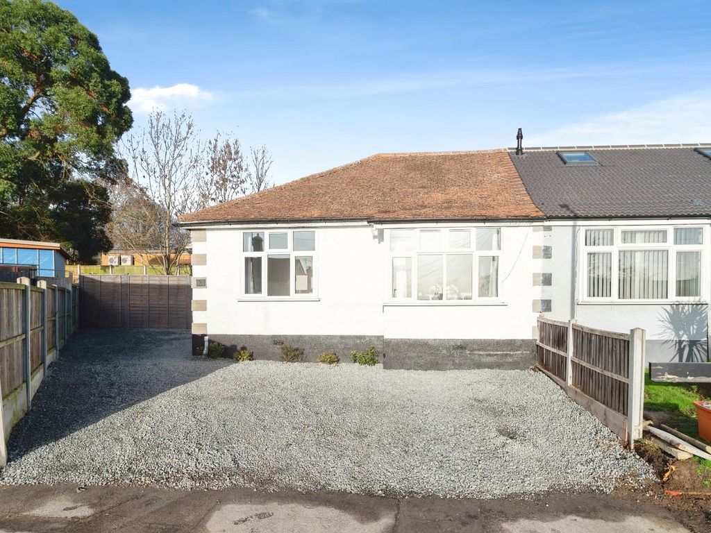 2 bed semidetached bungalow for sale in Woodlands Close, Vange