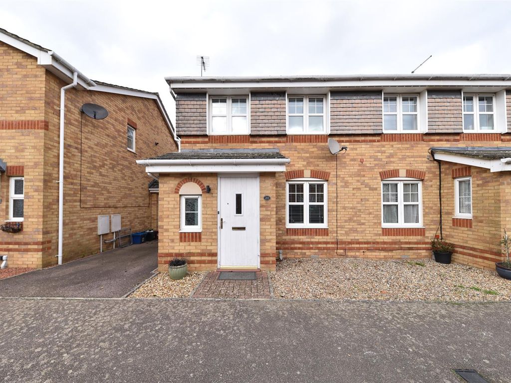 3 bed semidetached house for sale in Epsom Close, Stevenage SG1, £