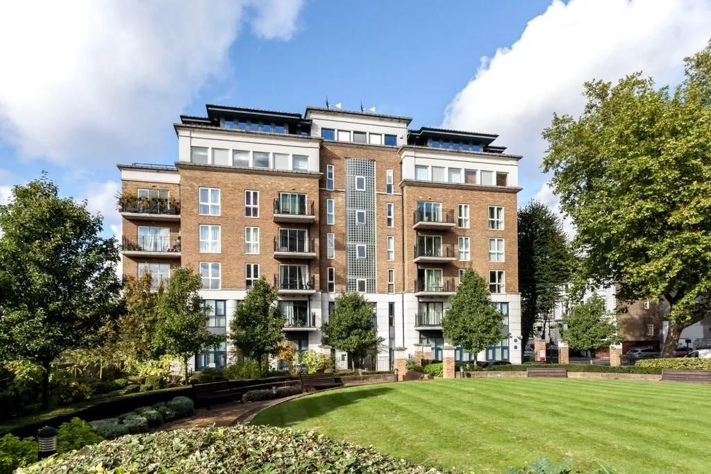 2 bed flat to rent in Kensington High Street, London W14, £2,800 pcm