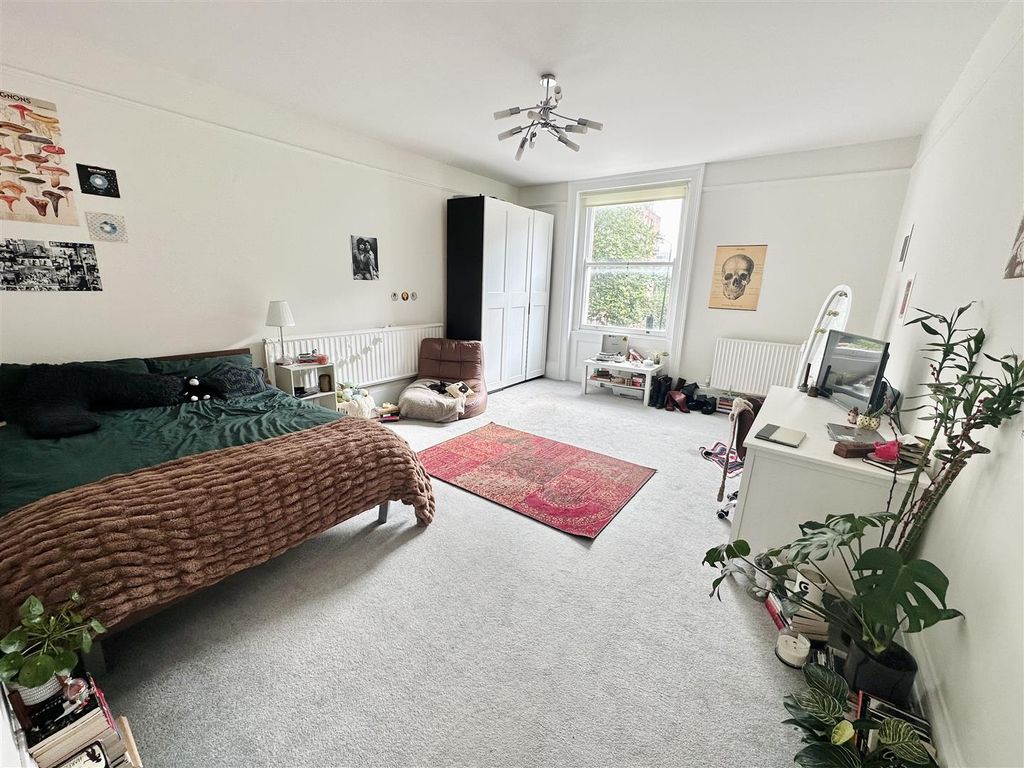 4 bed flat to rent in Finchley Road, St John's Wood, London NW8, £5,850