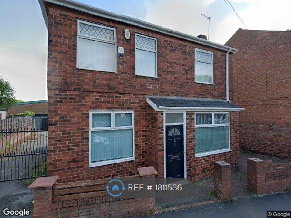 3 bed detached house to rent in Silver Street, Irlam, Manchester M44, £