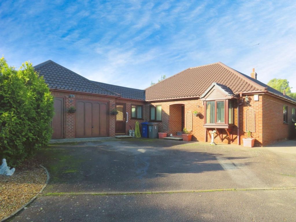 4 bed detached bungalow for sale in Mile End, Brandon IP27, £400,000