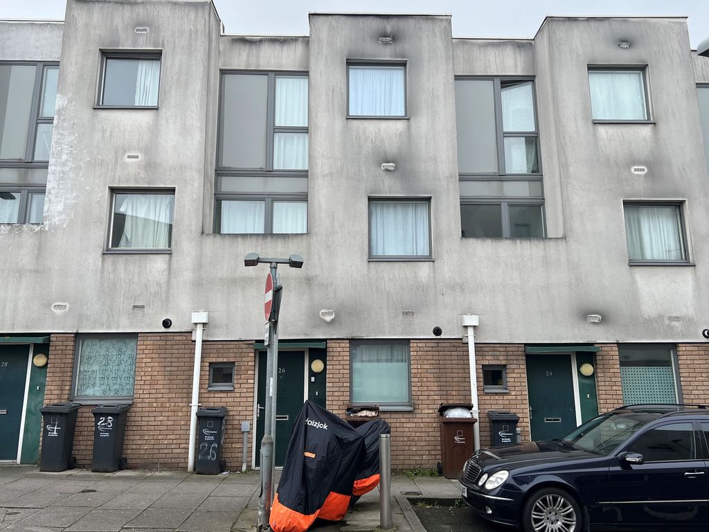 4 bed terraced house for sale in Loftus Road, Barking IG11, £280,000