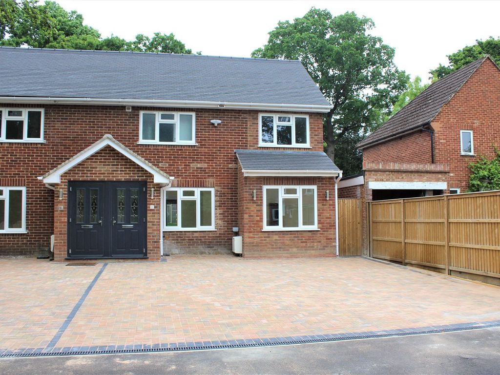 3 bed end terrace house for sale in Conway Drive, Farnborough
