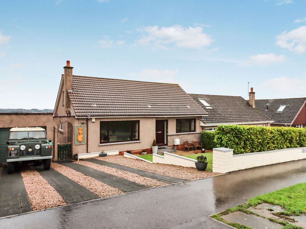 3 bed semidetached house for sale in Ben Nevis Place, Kirkcaldy, Fife