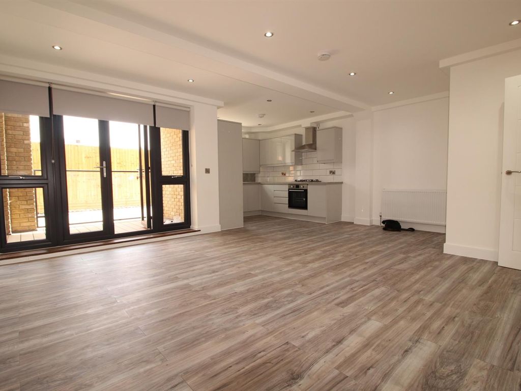 2 bed flat to rent in Chingford Mount Road, Chingford E4, £1,750 pcm Zoopla