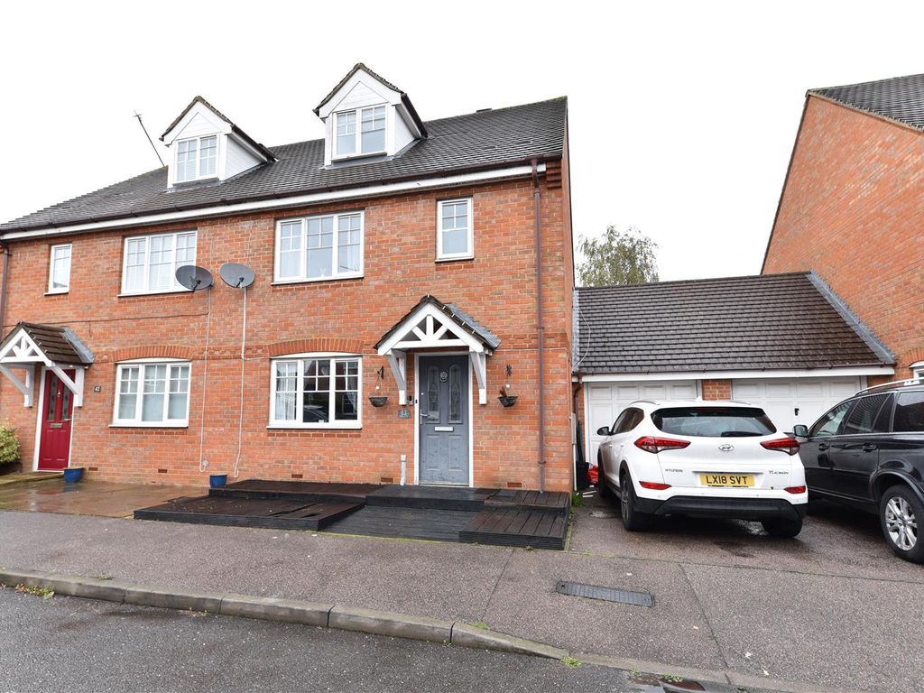 4 bed semidetached house for sale in Swale Close, Stevenage SG1, £