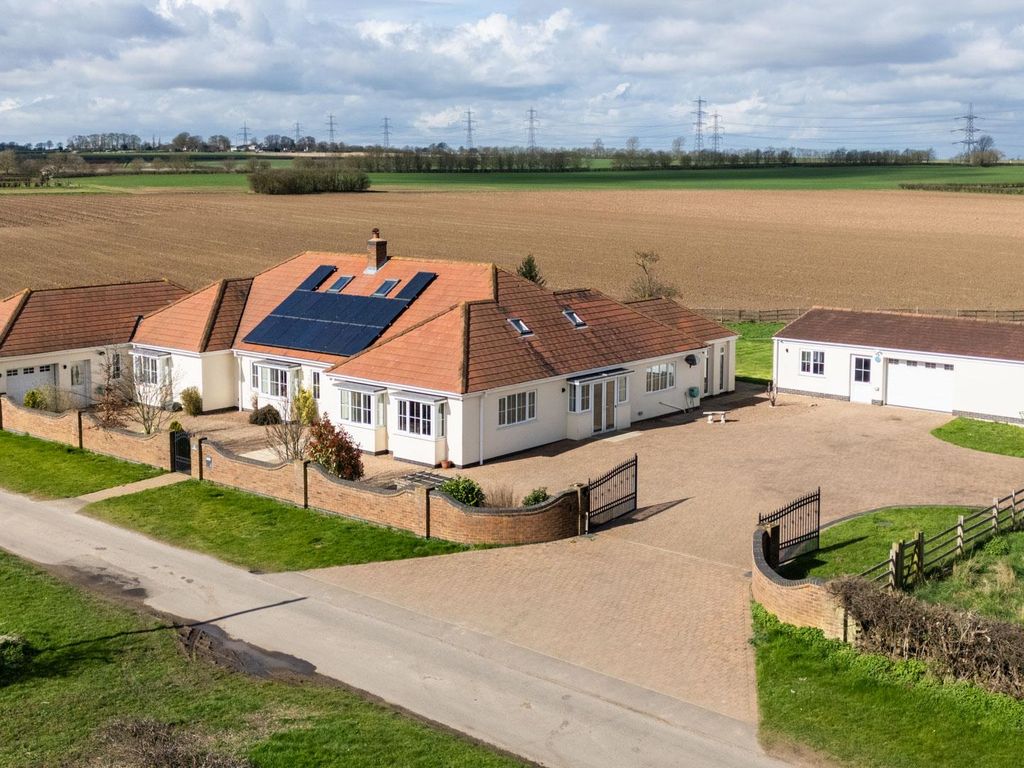 4 bed detached bungalow for sale in Leys Lane, Winterton, Scunthorpe