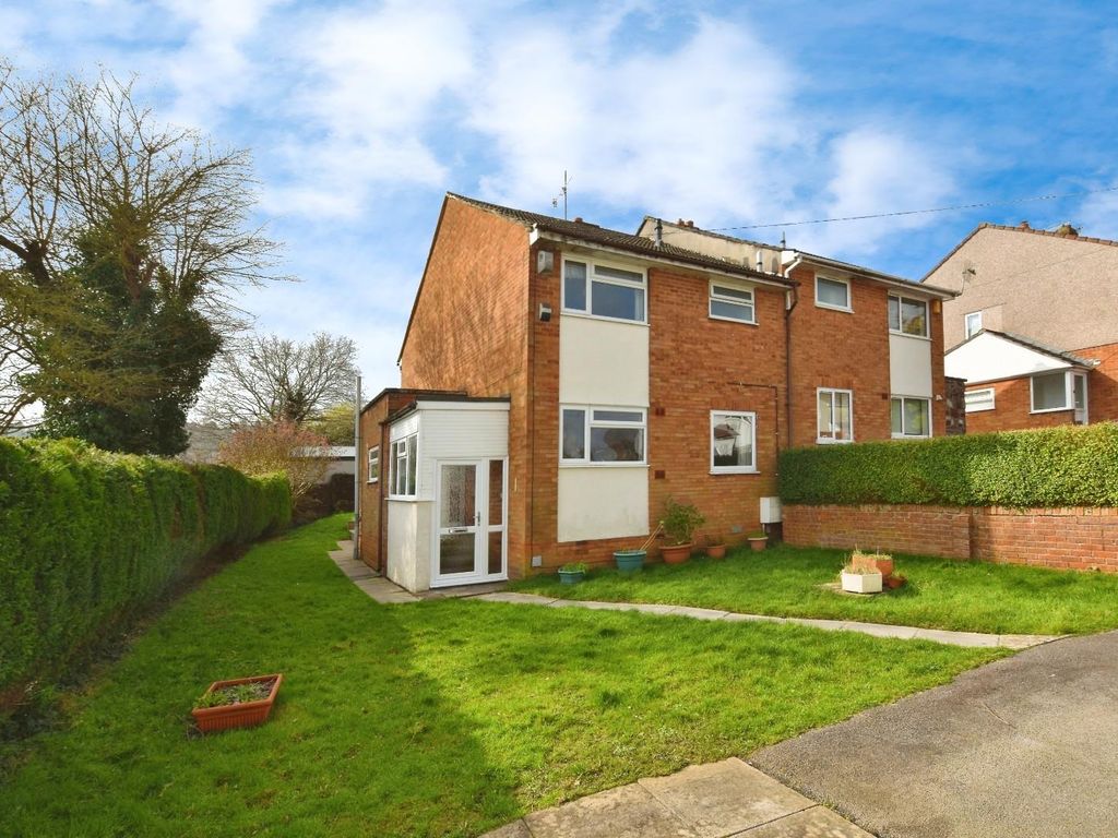 3 bed semidetached house for sale in Greenridge Close,