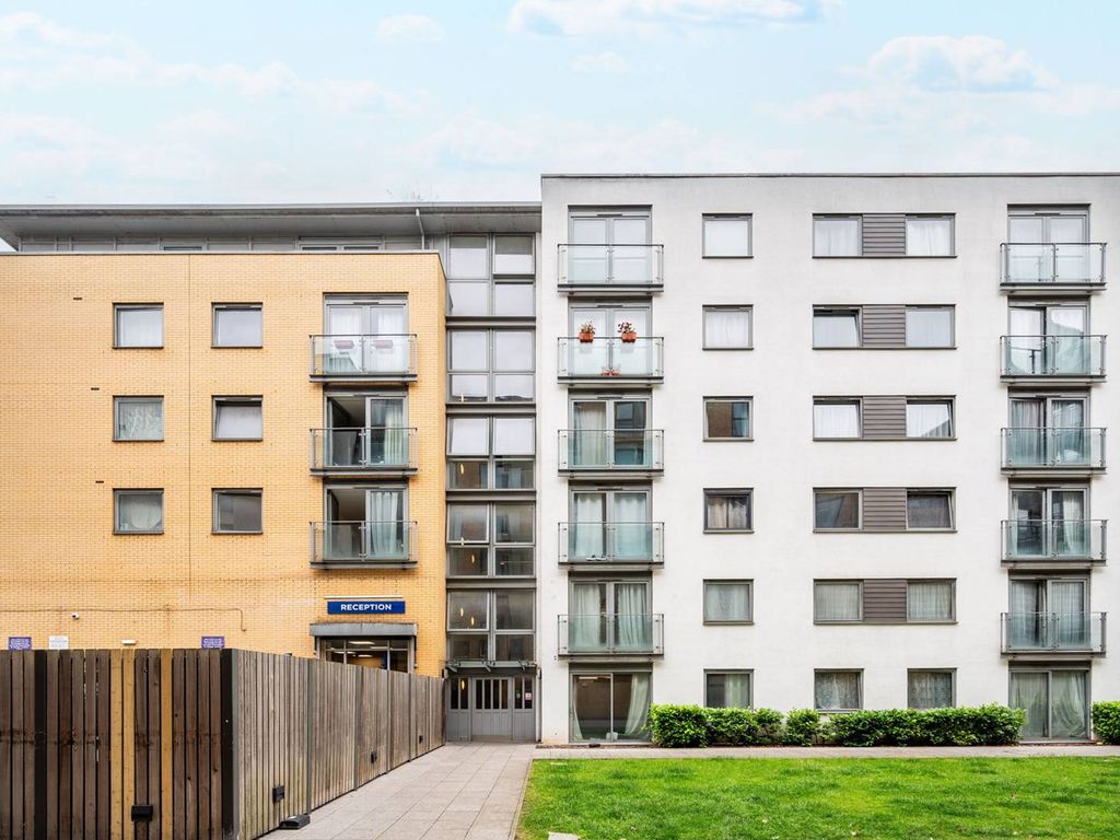 1 bed flat to rent in Blackheath Road, Greenwich, London SE10, £1,650