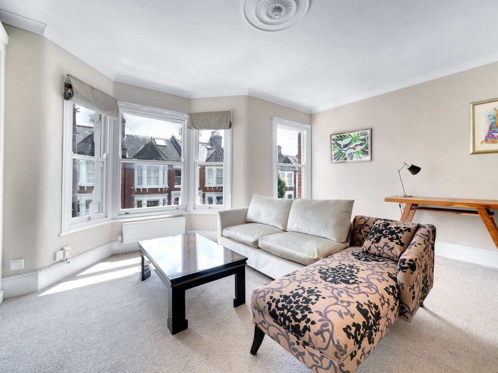 3 bed flat for sale in Tantallon Road, Balham, London SW12, £700,000