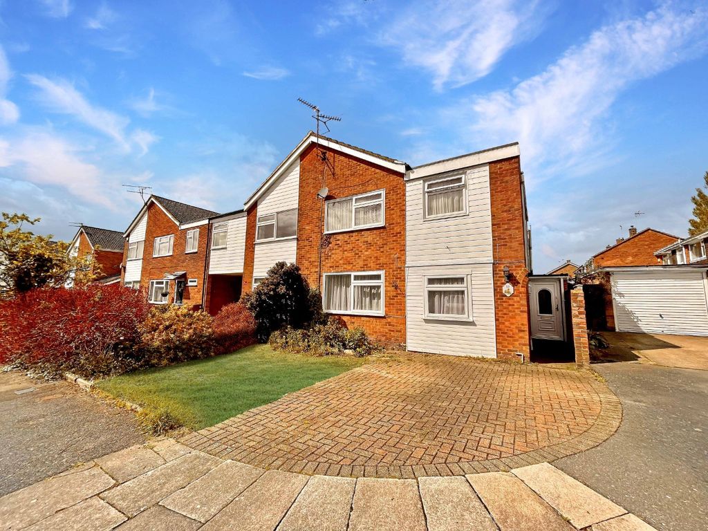 6 bed semidetached house for sale in Plumpton Close, Luton