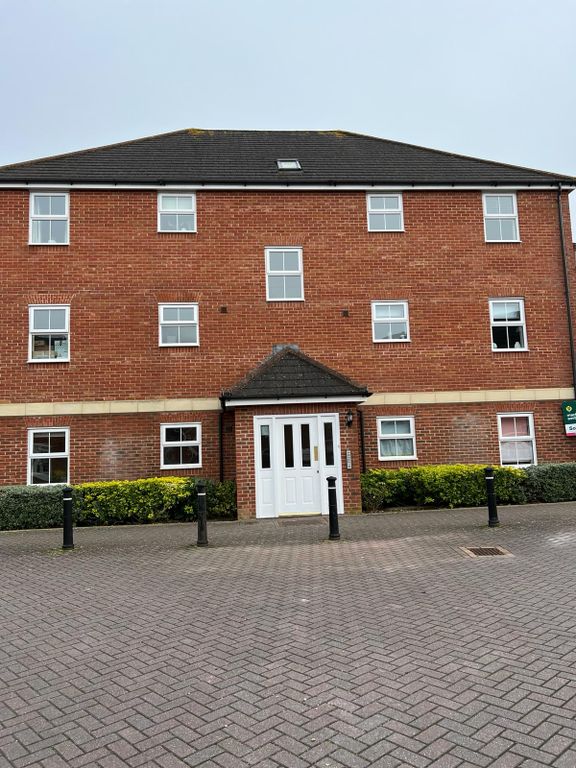 2 bed flat to rent in Creswell, Hook, Hampshire RG27, £1,100 pcm Zoopla