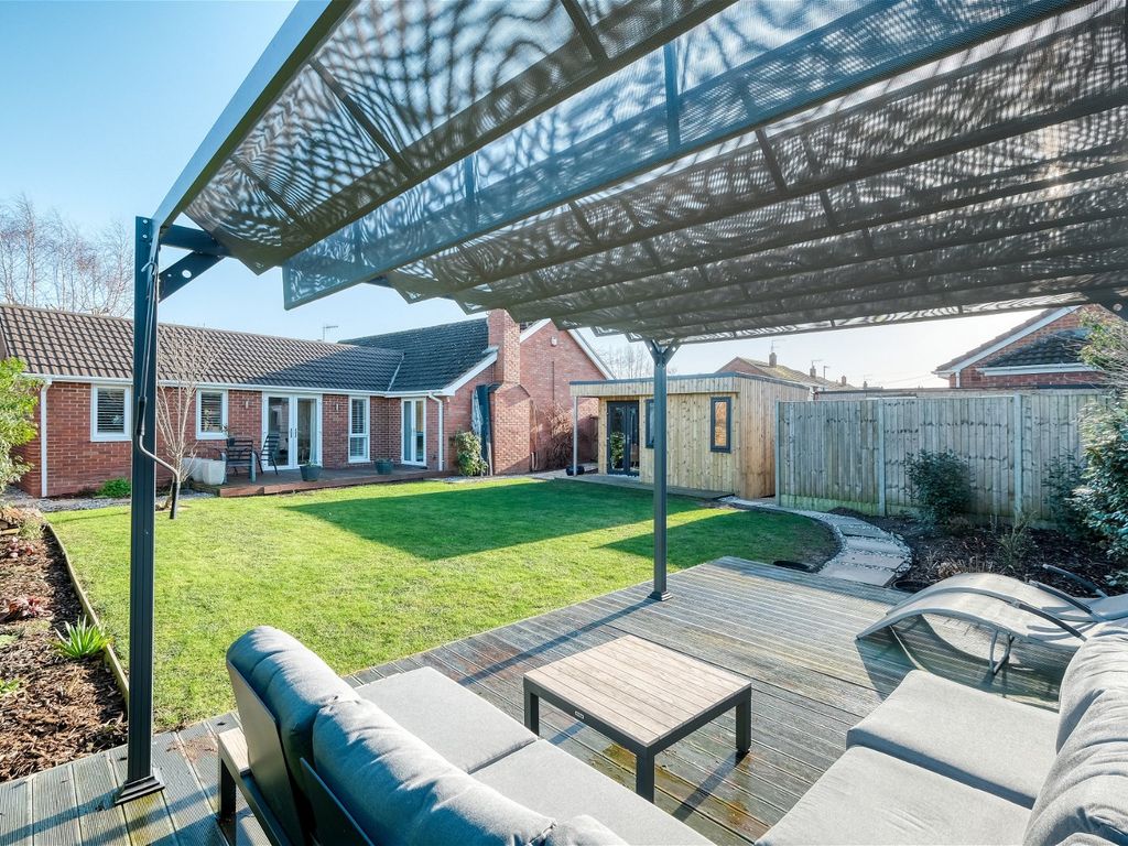 4 bed bungalow for sale in Meadow Close, Kempsey, Worcester WR5, £
