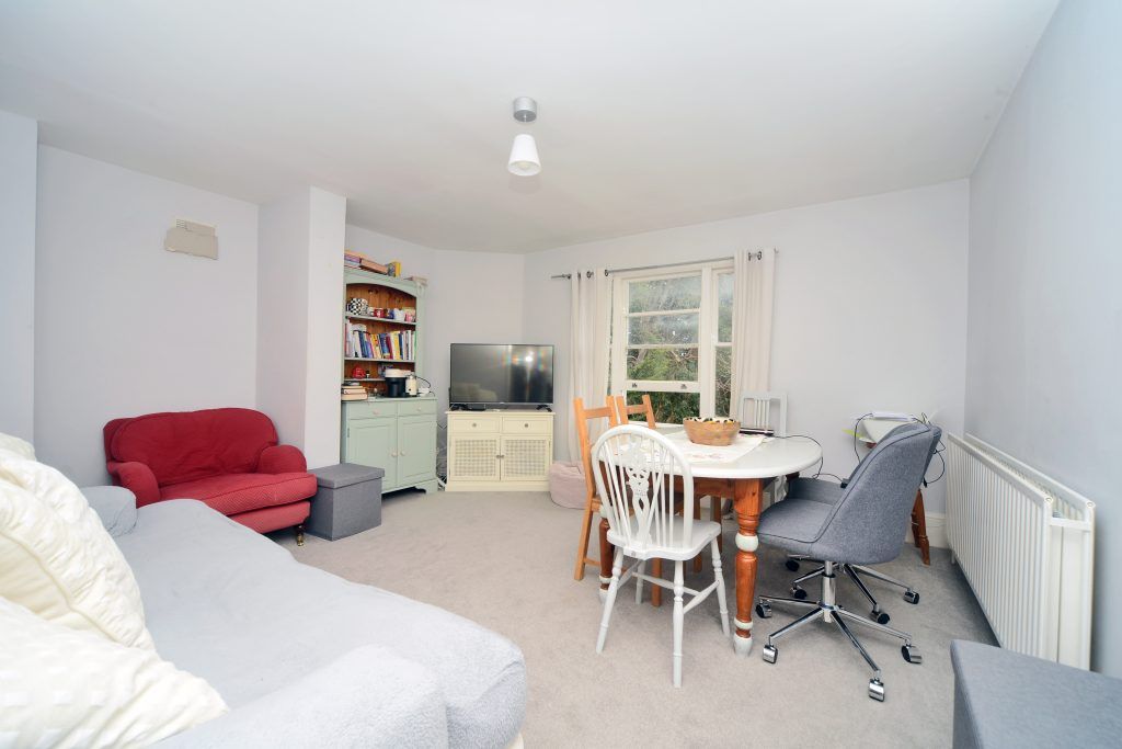 2 bed flat to rent in Kingston Hill, Kingston Upon Thames KT2, £1,750