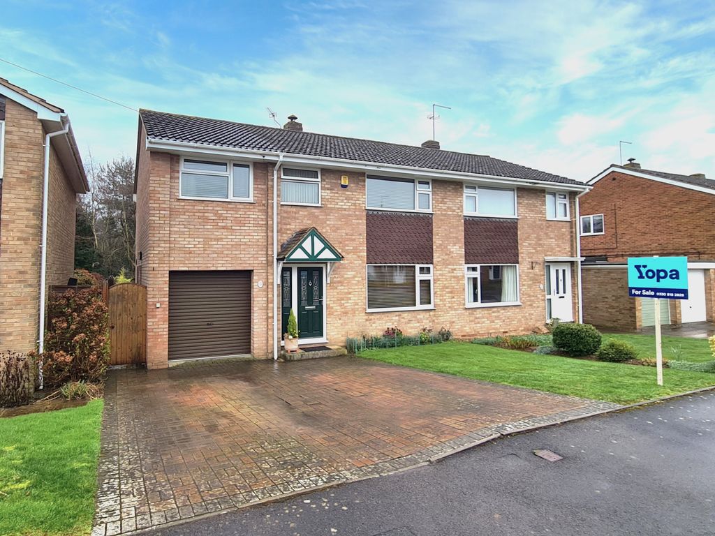 4 bed semidetached house for sale in Lambourne Avenue, Huntley