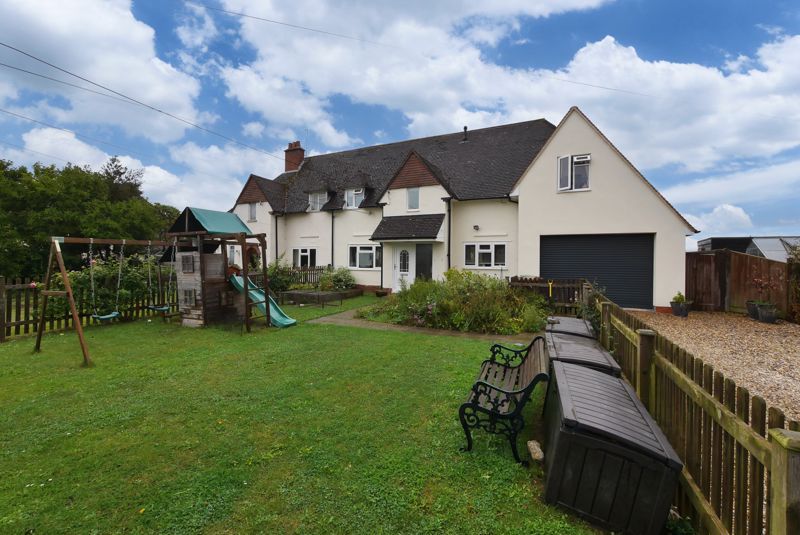 4 bed semidetached house for sale in Rowland Road, Cholsey