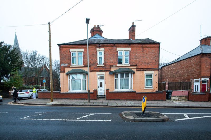 4 bed end terrace house for sale in Mere Road, Leicester LE5, £245,000