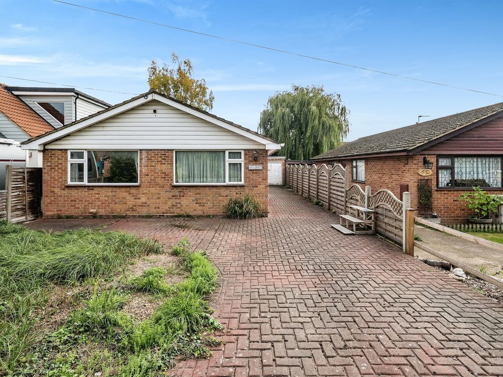 3 bed detached bungalow for sale in Avenue Road, Hoddesdon EN11, £