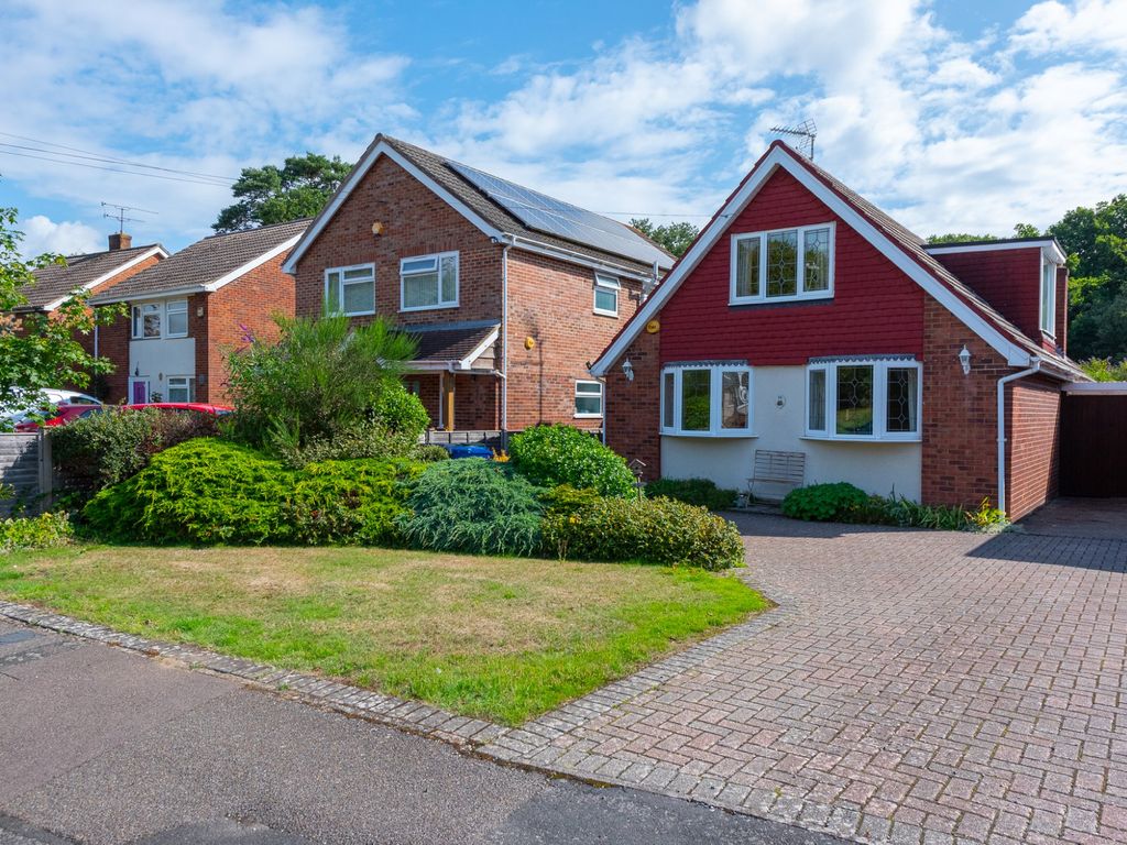 4 bed chalet for sale in Oakfield Road, Blackwater, Camberley GU17, £