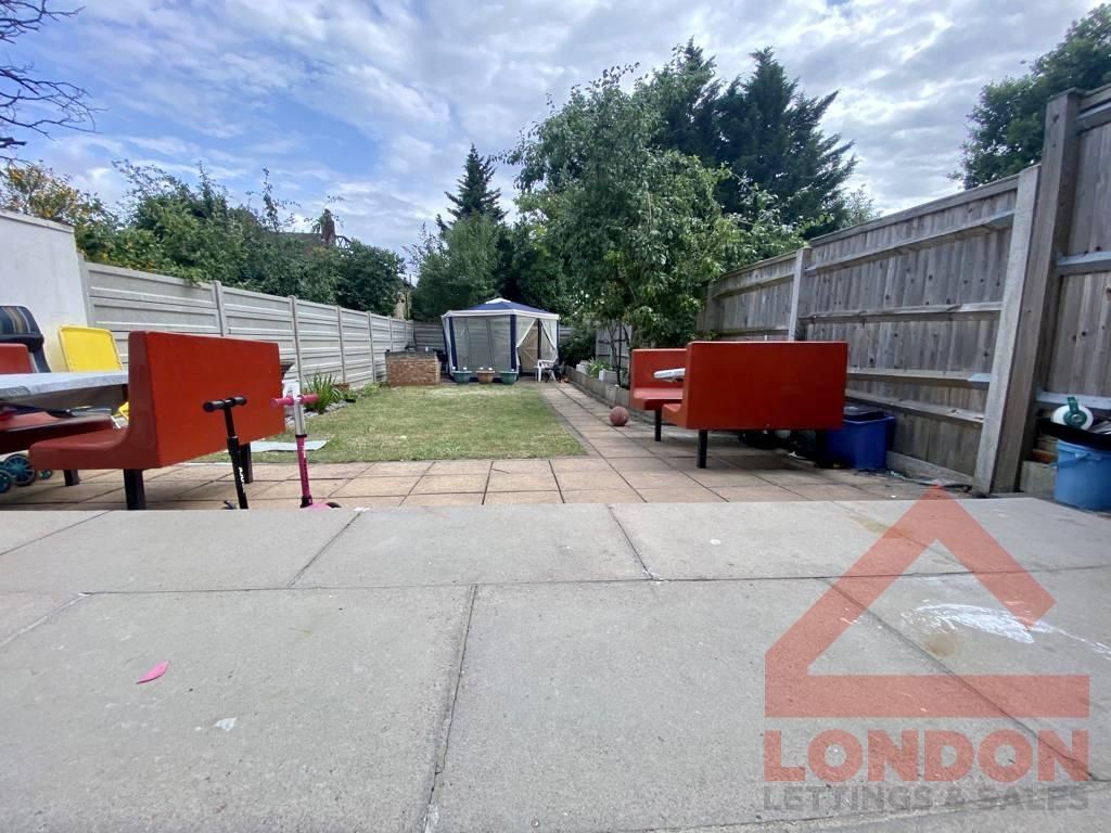 Room to rent in Strathyre Avenue, London SW16, £900 pcm Zoopla