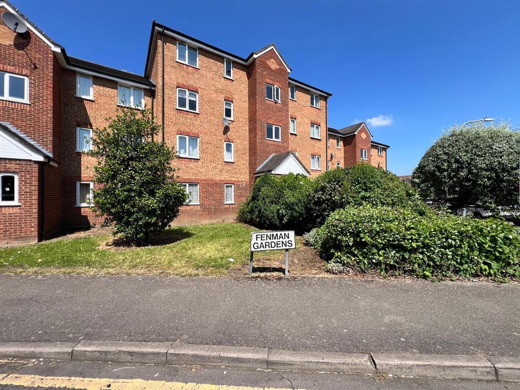 2 bed flat for sale in Express Drive, Goodmayes, Ilford IG3, £225,000