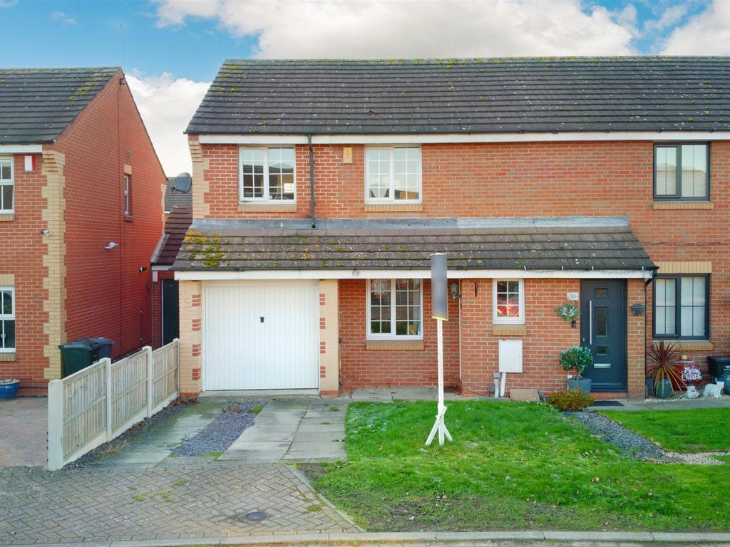 3 bed semidetached house for sale in Clover Fields, Calverton