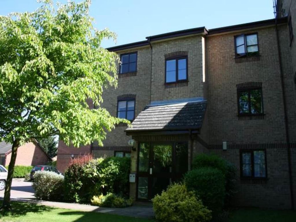 2 bed flat to rent in Poets Chase, Aylesbury HP21, £1,100 pcm Zoopla