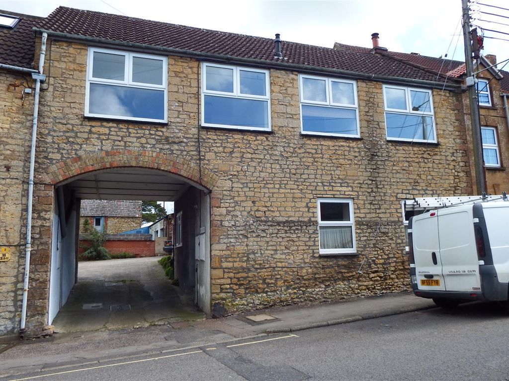 2 bed flat to rent in Hill Court, Hermitage Street, Crewkerne TA18, £