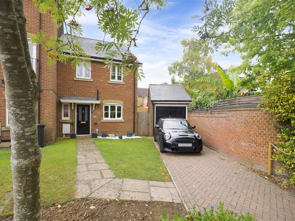 3 bed end terrace house for sale in Godfrey Gardens, Chartham