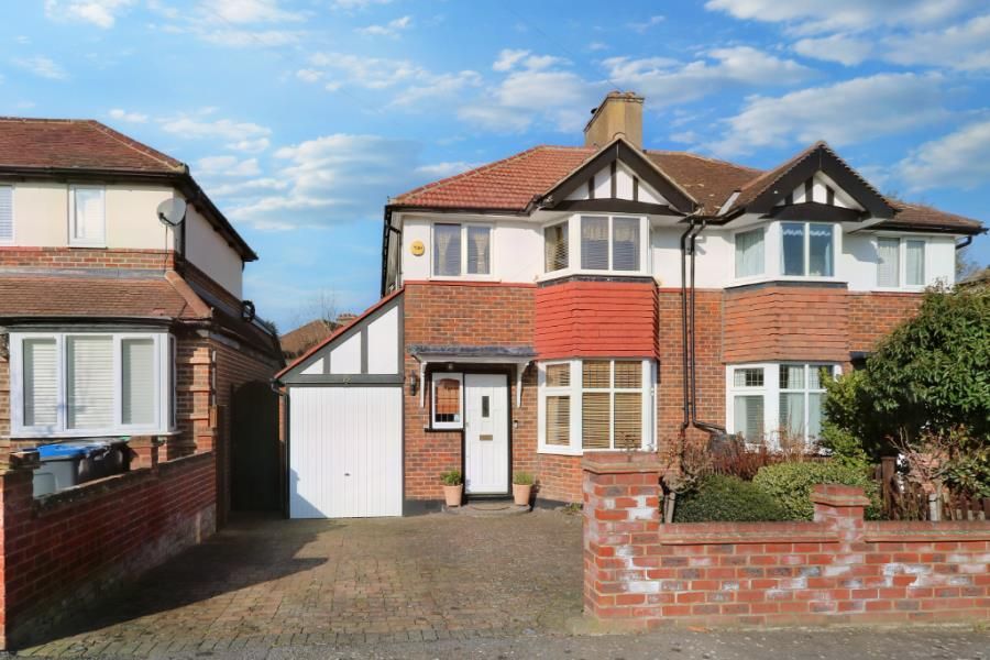 3 bed semidetached house to rent in Chiltern Drive, Berrylands