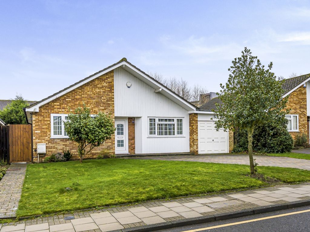 3 bed bungalow for sale in Starts Close, Farnborough, Orpington BR6, £