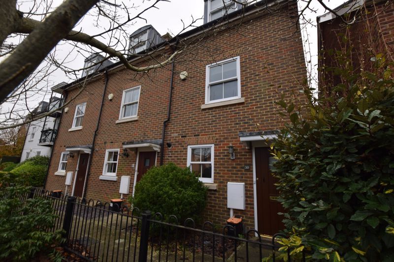 4 bed terraced house to rent in Queen Street, Kings Hill, West Malling