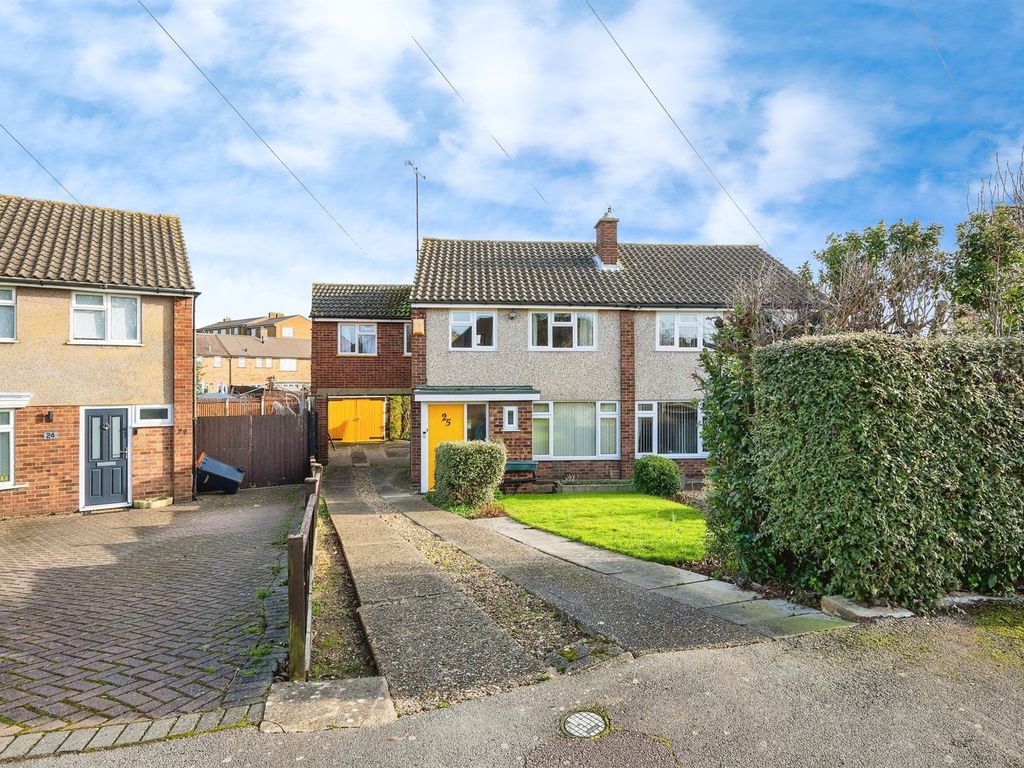 4 bed semidetached house for sale in Cotswold Close, Bedford MK41, £