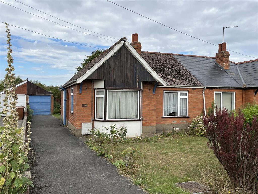 2 bed semidetached bungalow for sale in Grantham Road, Waddington